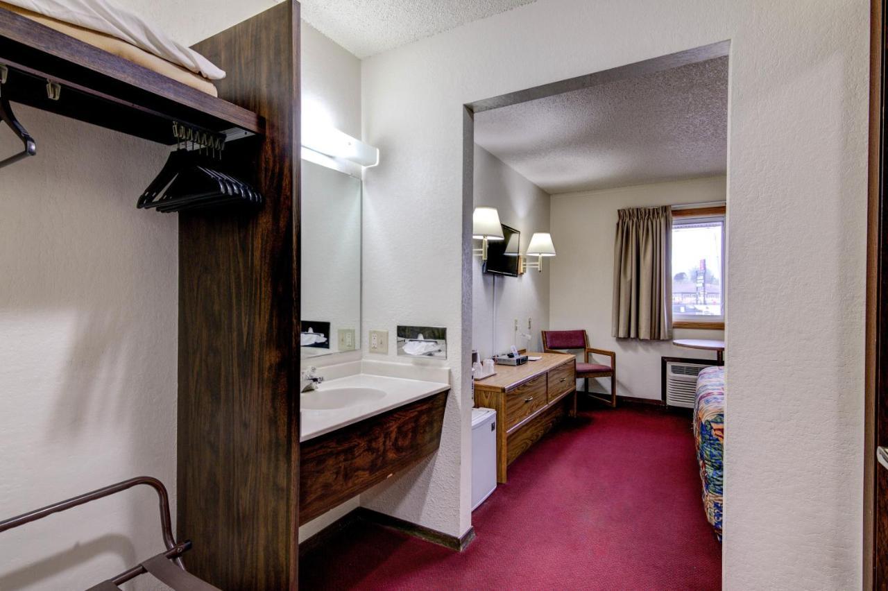 Bloomer Inn & Suites Exterior photo