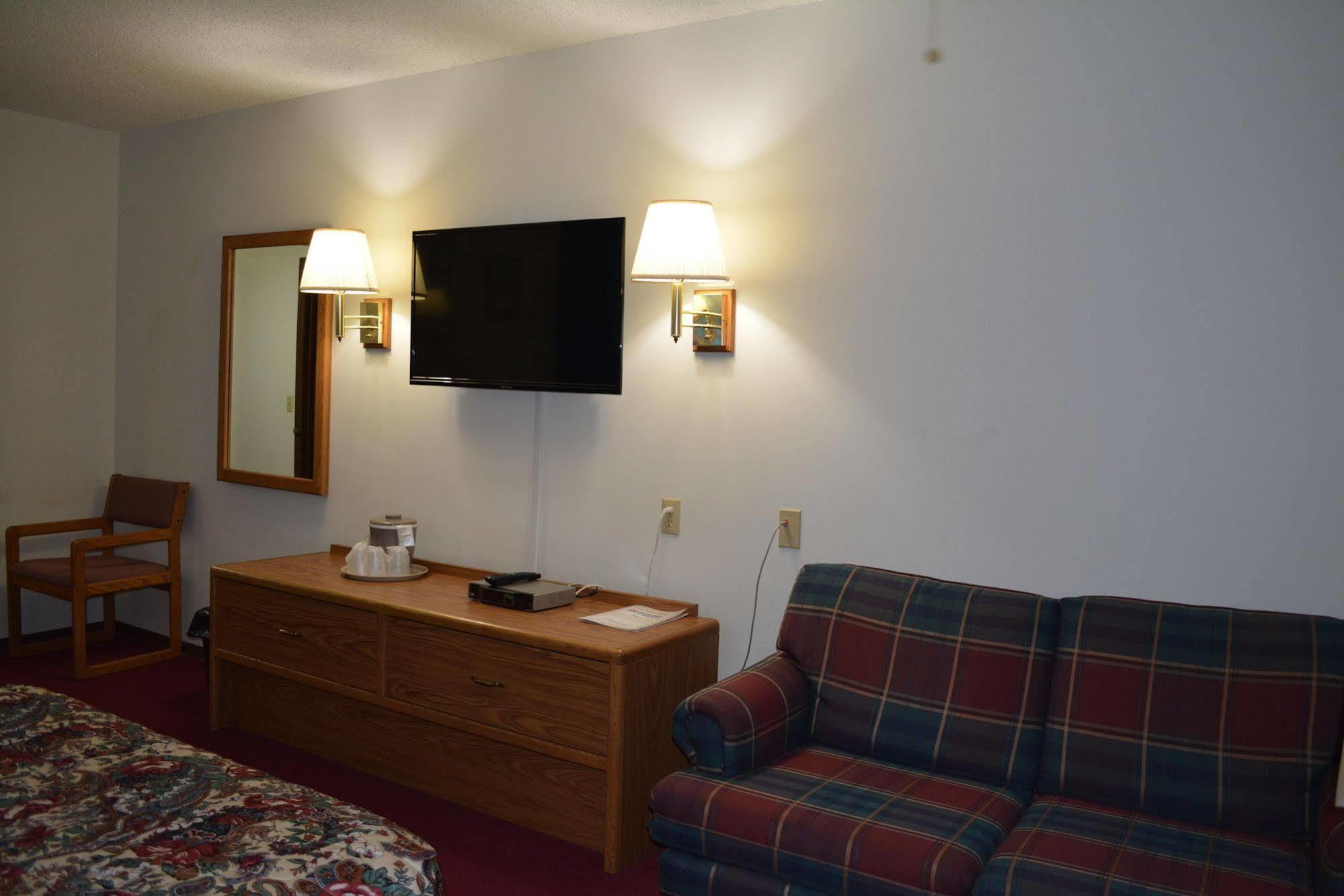 Bloomer Inn & Suites Exterior photo